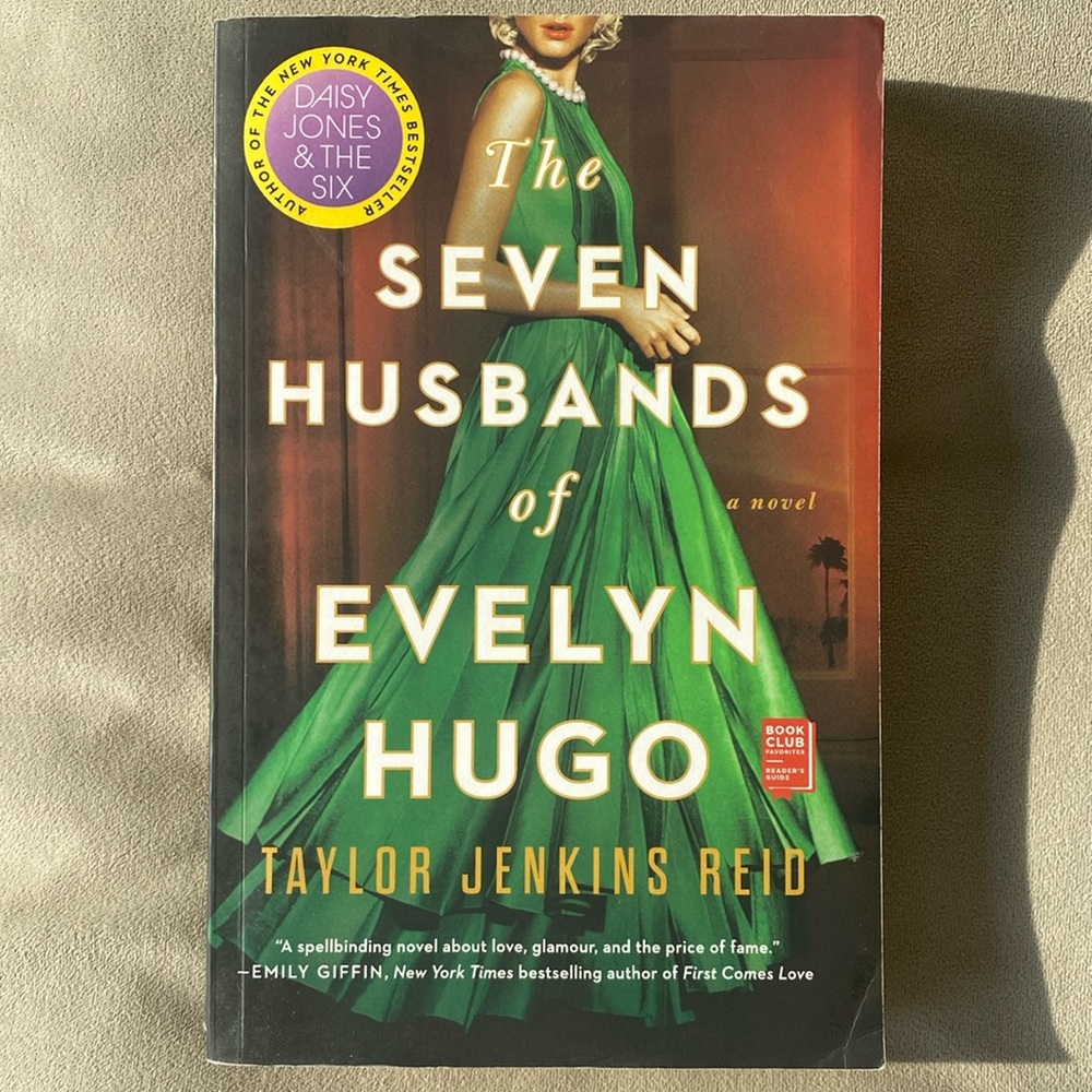 PAPERBACK THE SEVEN HUSBANDS OF EVELYN HUGO